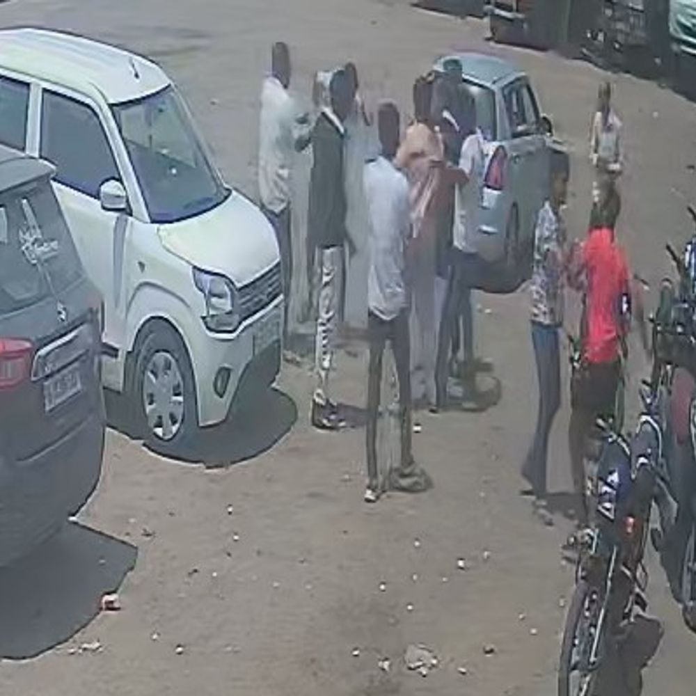 જાંબુડા પાટિયા પાસે યુવાન પર છરી વડે હુમલો, CCTV:અગાઉની અદાવતમાં સમાધાન કરવા જતાં બે શખ્સોએ માર માર્યો, પોલીસે તપાસ હાથ ધરી