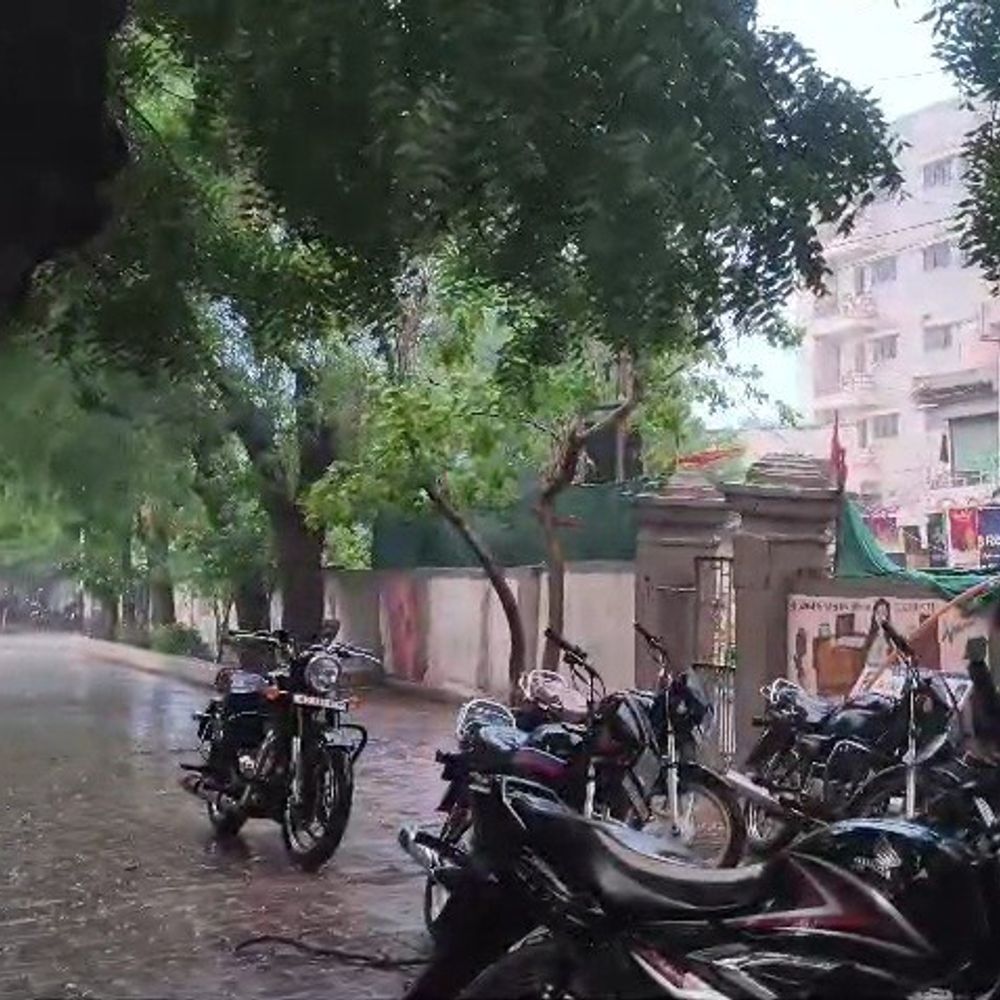 ગઢડામાં પવન સાથે વરસાદી ઝાપટું:ગરમીથી લોકોને મળી રાહત, વાતાવરણમાં ઠંડક