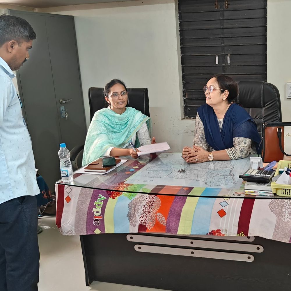 DDOએ વઢવાણના ટીંબા ગામની મુલાકાત લીધી:સરકારી યોજનાઓ, સ્વચ્છતા અને કચરાના નિકાલ મુદ્દે સૂચનો આપ્યા