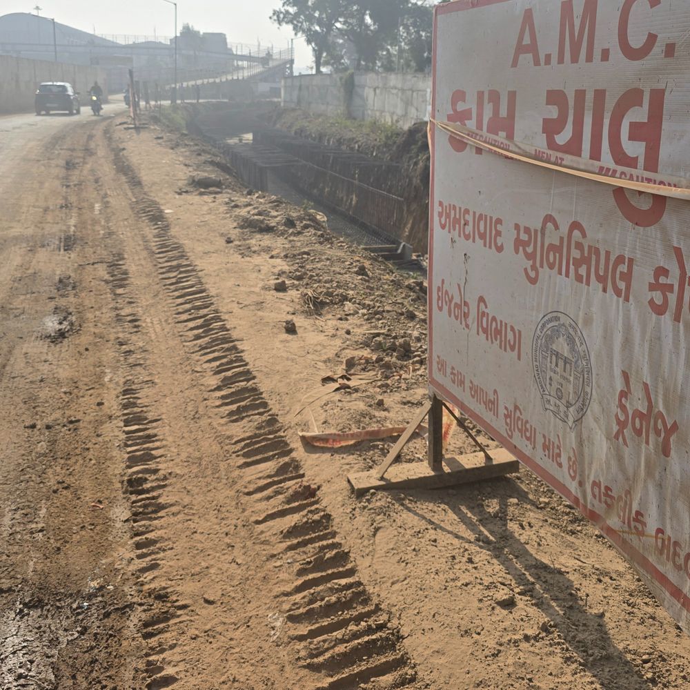 AMC સ્ટેન્ડિંગ કમિટી ચેરમેનની સૂચના:ચોમાસા પહેલાં સાત દિવસમાં ખાડા પૂરી દો, પ્રસિધ્ધિ માટે કોફી ટેબલ બુક બનાવવા 16 લાખ ખર્ચાશે