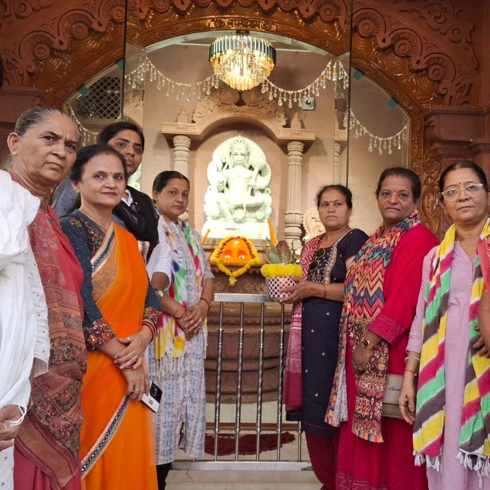 રાજકોટમાં ધીરેન્દ્રશાસ્ત્રીની કથા પૂર્વે કળશ યાત્રા નિકળી:રેસકોર્સ મેદાનમાં સનાતન સેતુ હનુમાન કથા માટે શહેરના 11 ઝોનમાં પગપાળા પહોંચી આમંત્રણ અપાયુ