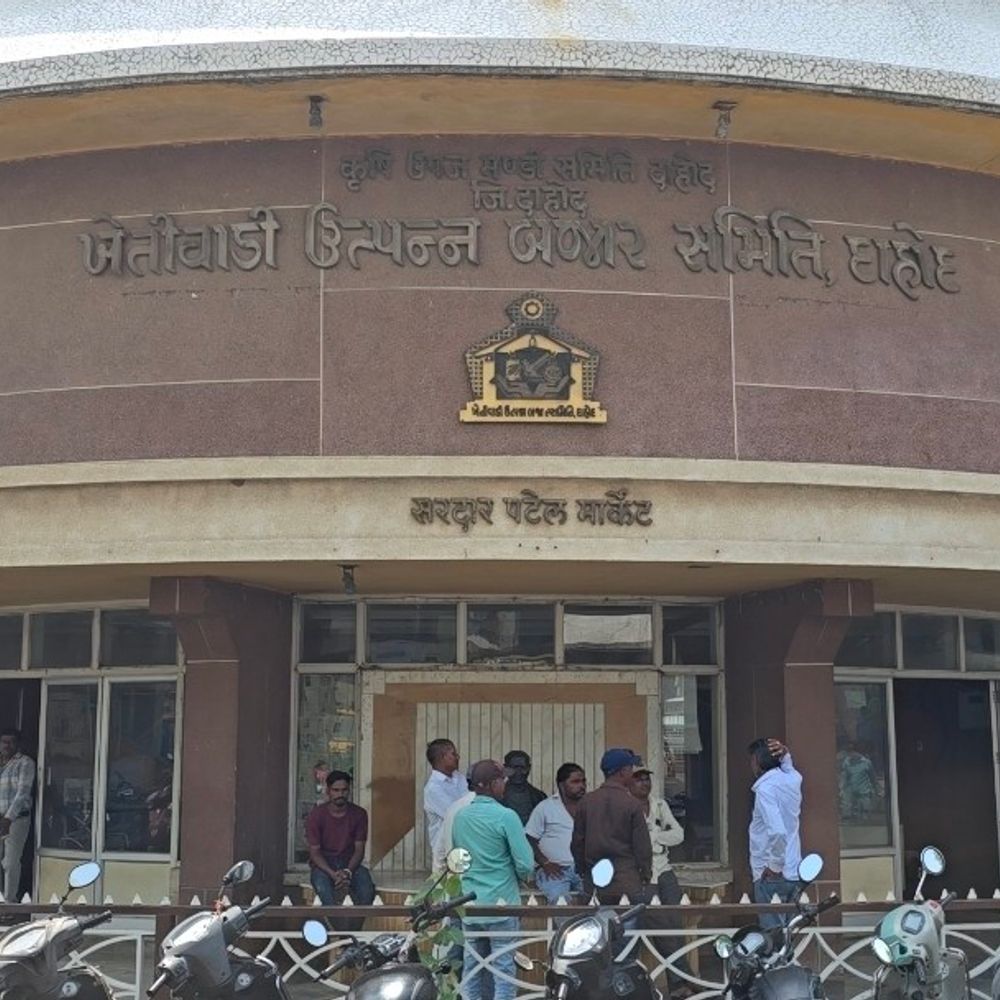 દાહોદ APMC ચૂંટણીમાં ભાજપનો આંતરિક ભડકો:પક્ષના મેન્ડેટ સામે ભાજપના જ ડિરેક્ટરોનો બળવો, ચર્ચાના બહાને બહાર નીકળી ગયા; ચેરમેન પદની ચૂંટણી મોકૂફ