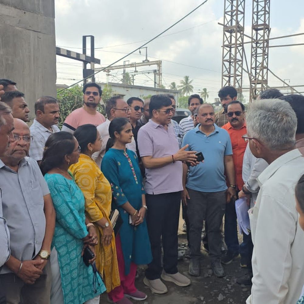વિજલપોર રેલવે બ્રિજ કામ 5 વર્ષથી ધીમું; જનતા પરેશાન:મેયર-કમિશનર એક્શનમાં; કોન્ટ્રાક્ટરે ડિઝાઇન-પેમેન્ટ મુદ્દો ઉઠાવ્યો