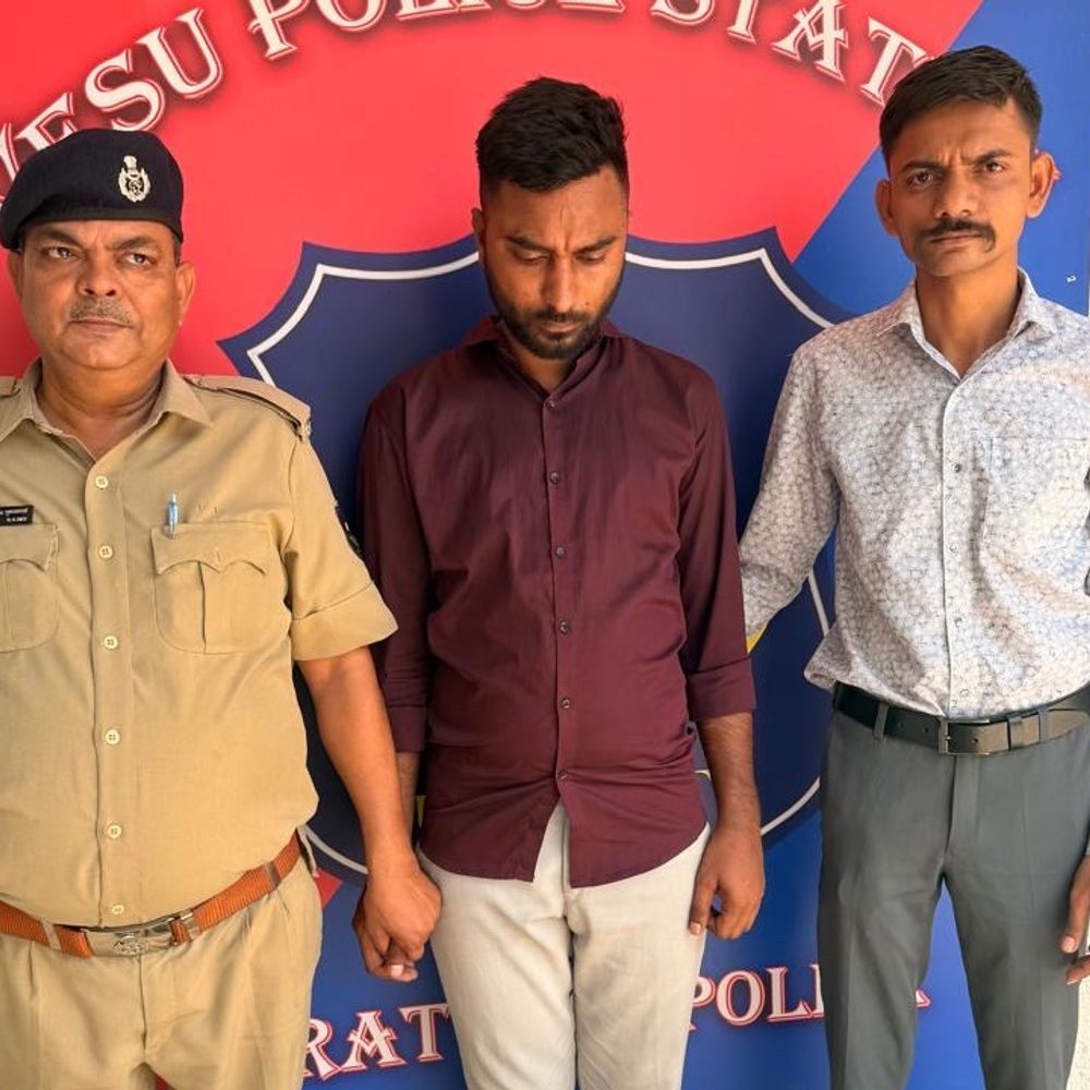 હવે લૂંટારુઓ પણ થયા ‘ડિજિટલ’:વેસુના મની આર્કેડ મોલમાં સેલ્સમેનને ધમકાવી ગૂગલ પે/નેટ બેન્કિંગથી પડાવ્યા રૂપિયા; ઉધનાનો હિસ્ટ્રીશીટર જેલના સળિયા પાછળ