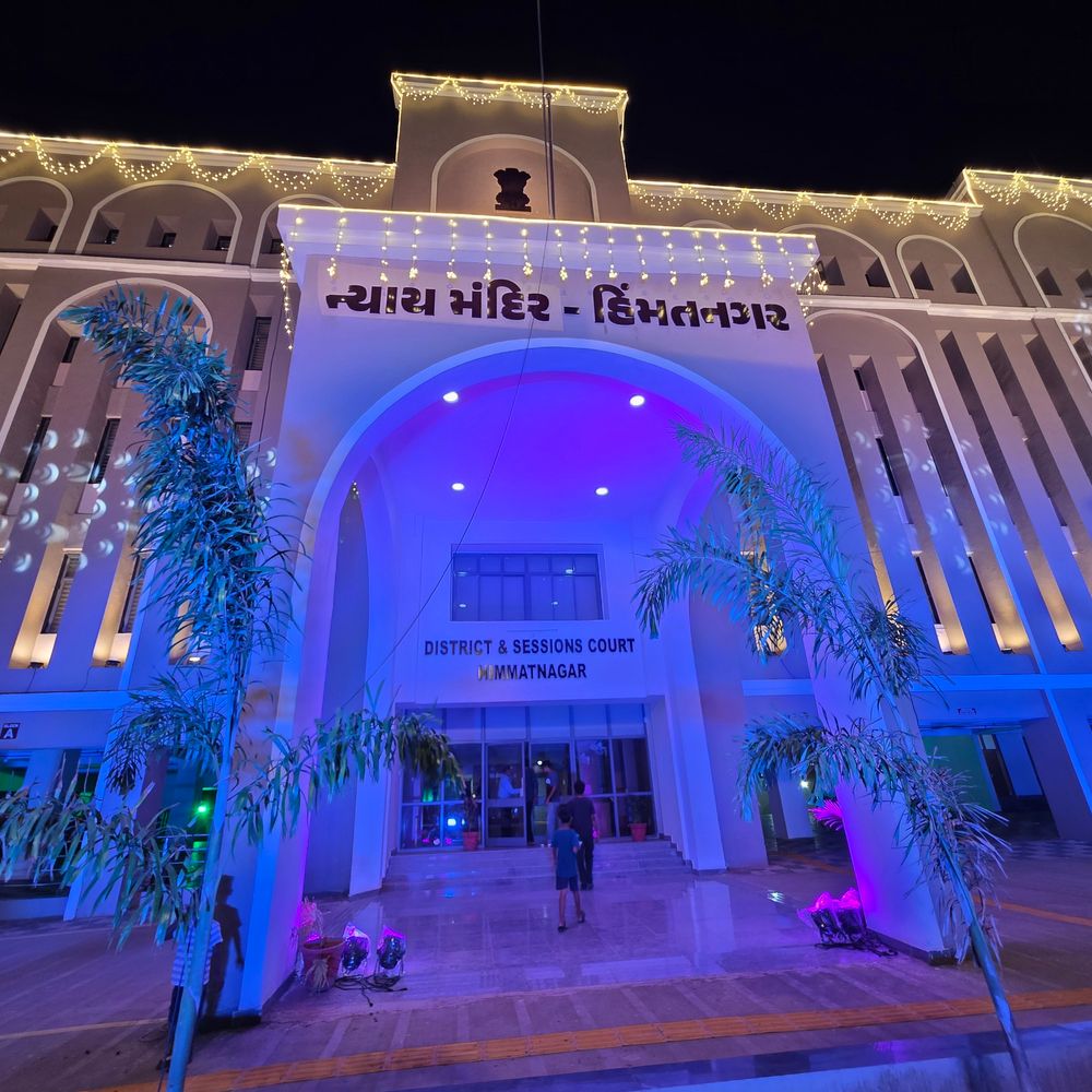 ન્યાય મંદિરના નવા કોર્ટ સંકુલનું આવતીકાલે લોકાર્પણ:આધુનિક સુવિધાઓથી સજ્જ, હિંમતનગરની તમામ અદાલતો કાર્યરત થશે, બહુમાળી સંકુલને રોશનીથી શણગારાયું