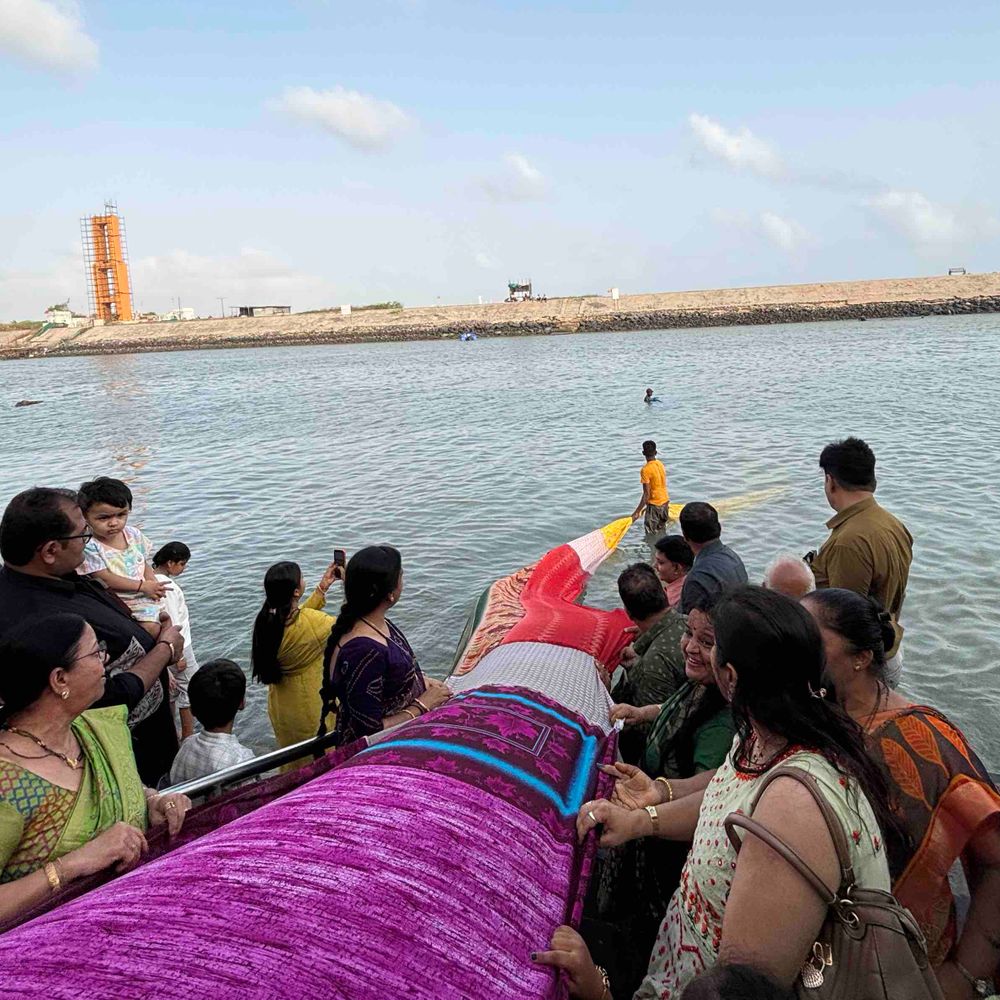 દ્વારકામાં ગોમતી માતાજી મંદિરે ચુંદડી મનોરથ:હરેશભાઈ વિઠલાણી પરિવારે ભક્તિભાવપૂર્વક સંપન્ન કર્યો