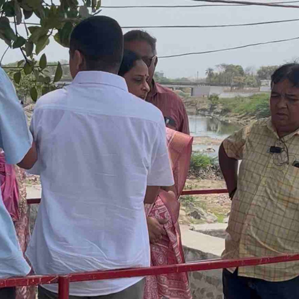 જામનગર મનપાની ચોમાસા પૂર્વેની તૈયારી: રંગમતી નદી ફીડિંગ કેનાલની સ્થિતિનું નિરીક્ષણ.