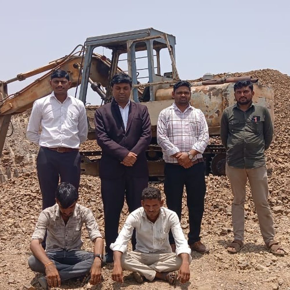 ચોટીલામાં ગેરકાયદેસર મુરમ ખનન કરતા વાહનો જપ્ત:તંત્રની ટીમે દુધેલી ગામમાં દરોડો પાડી મુરમ ખનન ઝડપી પાડ્યું, 90 લાખનો મુદ્દામાલ જપ્ત