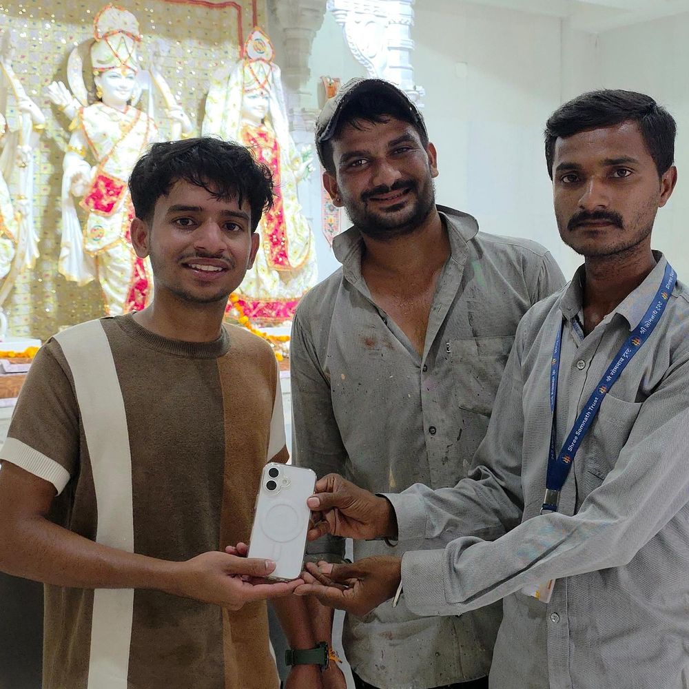 સોમનાથ મંદિર ટ્રસ્ટના સેવકની પ્રામાણિકતા:યાત્રિકનો ખોવાયેલો રૂ.80 હજારનો આઈફોન પરત કર્યો, ઇનામ લેવાનો ઇનકાર કર્યો