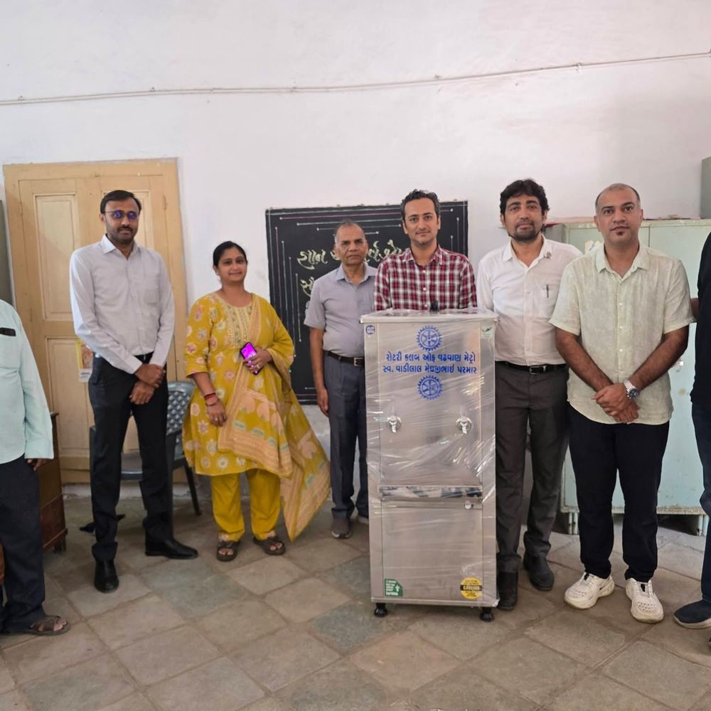 સુરેન્દ્રનગર બાળમંદિરમાં રોટરી ક્લબ દ્વારા વોટર કૂલર અર્પણ:બાળકોને ઉનાળામાં શુદ્ધ અને ઠંડુ પાણી મળશે, શાળાના આચાર્યએ આભાર માન્યો