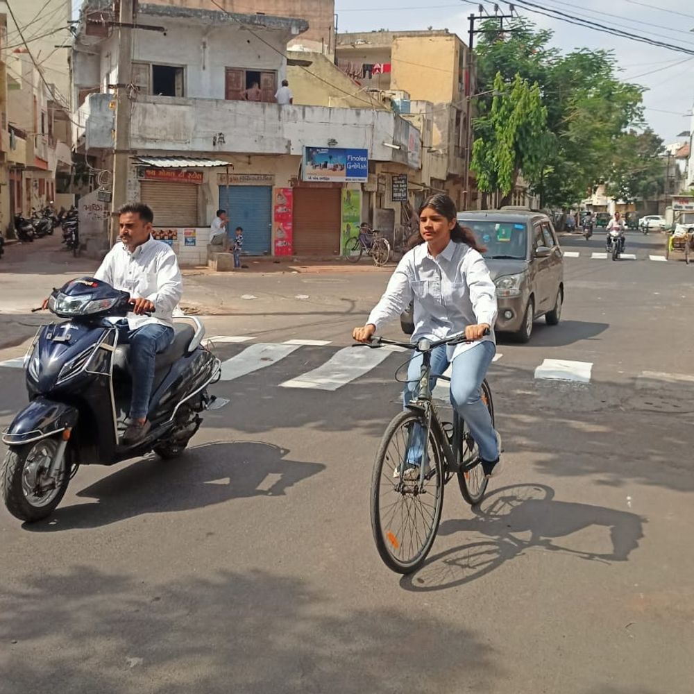 જામનગર DDO નિશા સાયકલ પર ઓફિસ પહોંચ્યા:ઈંધણ બચાવવા નાગરિકોને અઠવાડિયામાં એક દિવસ 'નો મોટર વ્હિકલ ડે' ઉજવવાની અપીલ કરી