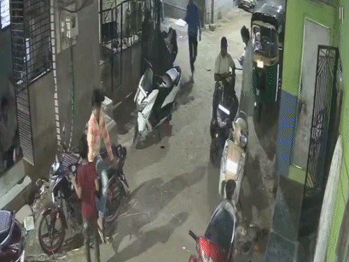 સુરતમાં લાખોની લૂંટ કરનાર ગેંગ ઝડપાઈ, CCTVમાં કેદ થયેલો વાદળી ટી-શર્ટવાળો મુખ્ય આરોપી