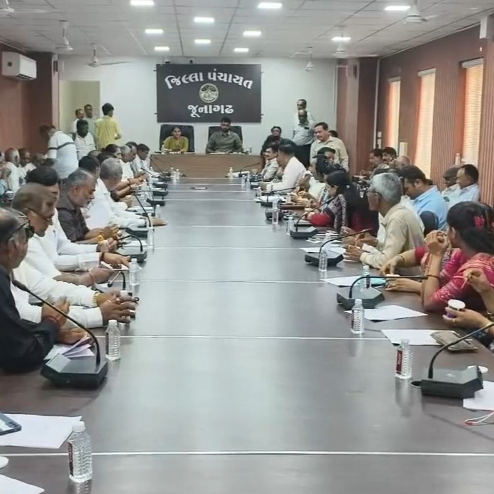 સામાન્ય સભામાં કામગીરીના વાયદા કરતાં જિલ્લા પ્રમુખ...:જુનાગઢ જિલ્લા પંચાયતની પ્રથમ સામાન્ય સભા યોજાઈ: ચોમાસા પૂર્વેની કામગીરી અને રોડ રસ્તા-ચેકડેમ રિપેરિંગ મુદ્દે લેવાયા મહત્વના નિર્ણયો,