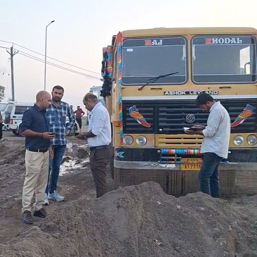 વંથલી નજીકથી ગેરકાયદેસર રહેતી સાથે ડમ્પરો ઝડપાયા:વારંવાર ની રજૂઆત બાદ બાતમી મળતા કુંભકર્ણની નિંદ્રામાંથી જાગ્યું ખાણ ખનીજ વિભાગ;વંથલીમાં ભૂ-માફિયાઓ પર ત્રાટકી ₹3.5 કરોડની 9 રેતી ભરેલી ટ્રકો અને લોડર સીઝ