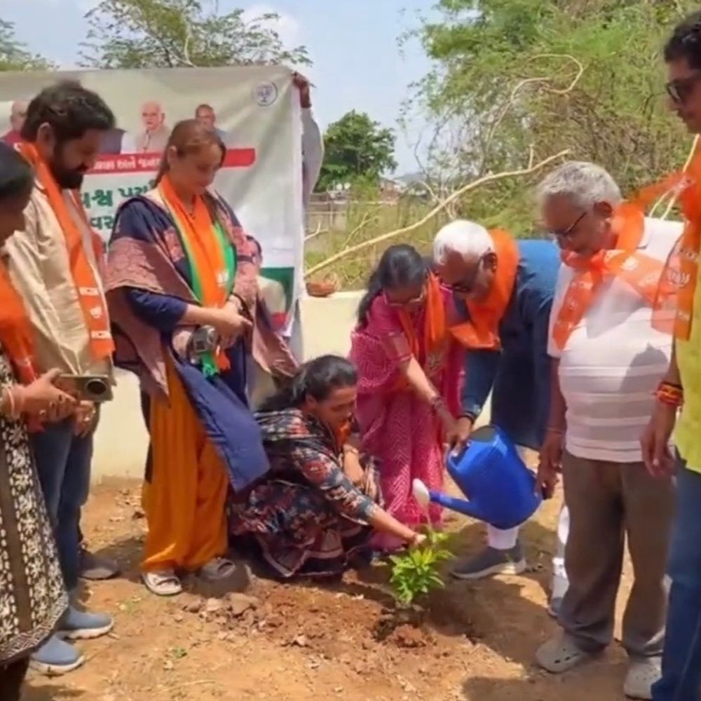 વિશ્વ પર્યાવરણ દિવસે ગોધરામાં વૃક્ષારોપણ કાર્યક્રમ યોજાયો:મોદીના 12 વર્ષના વિકાસ અને સેવા યાત્રાને સમર્પિત, ભાજપ પરિવારે પર્યાવરણ સંરક્ષણનો સંદેશ આપ્યો