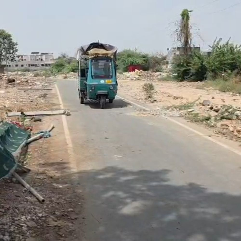 પાટણમાં ખાનગી જમીન પરના રોડ પરથી ફેન્સિંગ હટાવાઈ:નગરસેવક નીલમ પટેલની મધ્યસ્થીથી માર્ગ ખુલ્લો થયો, રાહદારીઓને રાહત