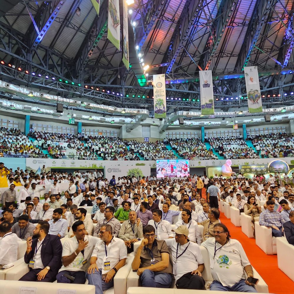 ચાલુ સભામાં PMએ ચિત્ર સ્વીકારી યુવકને આશીર્વાદ આપ્યા:મોદીની ઓરાથી પ્રભાવિત થઈ પેન્સિલ-રબરથી બનાવ્યું વિશાળ પોર્ટ્રેટ, સુરતના ધો.12ના વિદ્યાર્થીની કમાલ