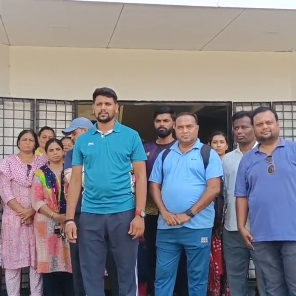 ખાનગી સ્કૂલના શિક્ષકોને વસ્તી ગણતરીનું કામ સોંપાતા નારાજગી:વોર્ડ 10ની કચેરીએ શિક્ષકો પહોંચ્યા, કહ્યું 'અમને જબરદસ્તી કામગીરી સોંપવામાં આવી છે, અમારે આ કામગીરી કરવી નથી'
