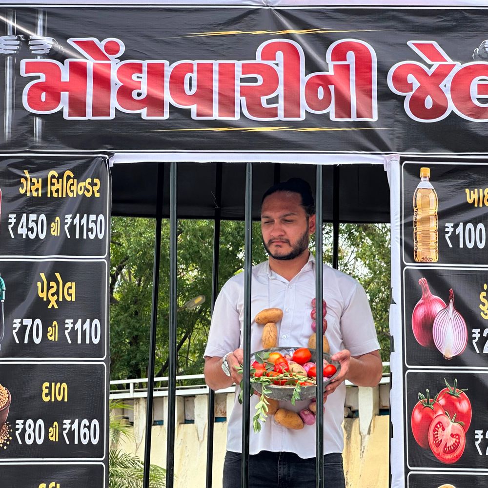 મોંઘવારીની જેલમાં જનતા કેદ!:NEET પેપર લીકનાં મુદ્દે કોંગ્રેસનો અનોખો વિરોધ, શહેર પ્રમુખે કહ્યું- સરકાર રાહત ન આપી શકે તો સતા પર રહેવાનો અધિકાર નથી