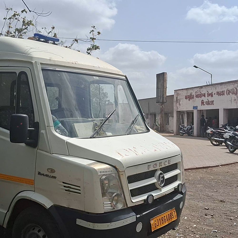 ગઢડા રેફરલ હોસ્પિટલની એમ્બ્યુલન્સ જર્જરિત હાલતમાં:દર્દીઓને મુશ્કેલી, નવી ફાળવવા માગ; અધિક્ષક ડો.આદિત્ય પીડાપારથીએ કહ્યું- એમ્બ્યુલન્સ 15 વર્ષ જૂની