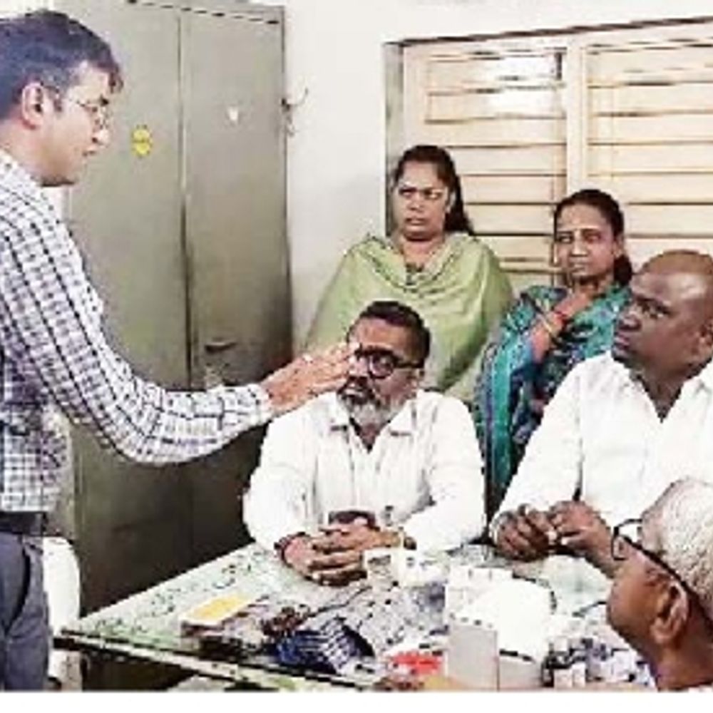 સ્થાનિકોએ કોર્પોરેટરને ઉગ્ર રજૂઆત:ઘાટલોડિયામાં રોગચાળા માટે જવાબદાર અધિકારીને શોધીને તાકીદે સજા કરો