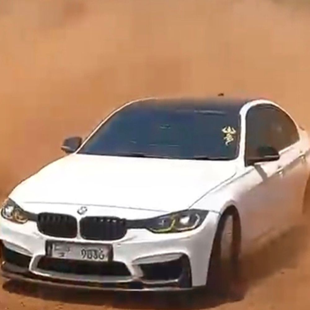 સાપુતારા ઘાટ પર BMW કારના સ્ટંટનો વીડિયો વાઈરલ:કાર ચાલકે જાહેર માર્ગ પર બેદરકારીપૂર્વક ડ્રાઇવિંગ કર્યુ, પોલીસે ચાલક સામે તપાસ શરૂ કરી