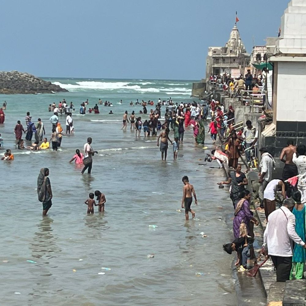 અધિક માસમાં દ્વારકા ખાતે મોટી સંખ્યામાં ભક્તો ઉમટ્યા:ગોમતી સ્નાન કરી દ્વારકાધીશના દર્શન માટે લાંબી કતારો લાગી