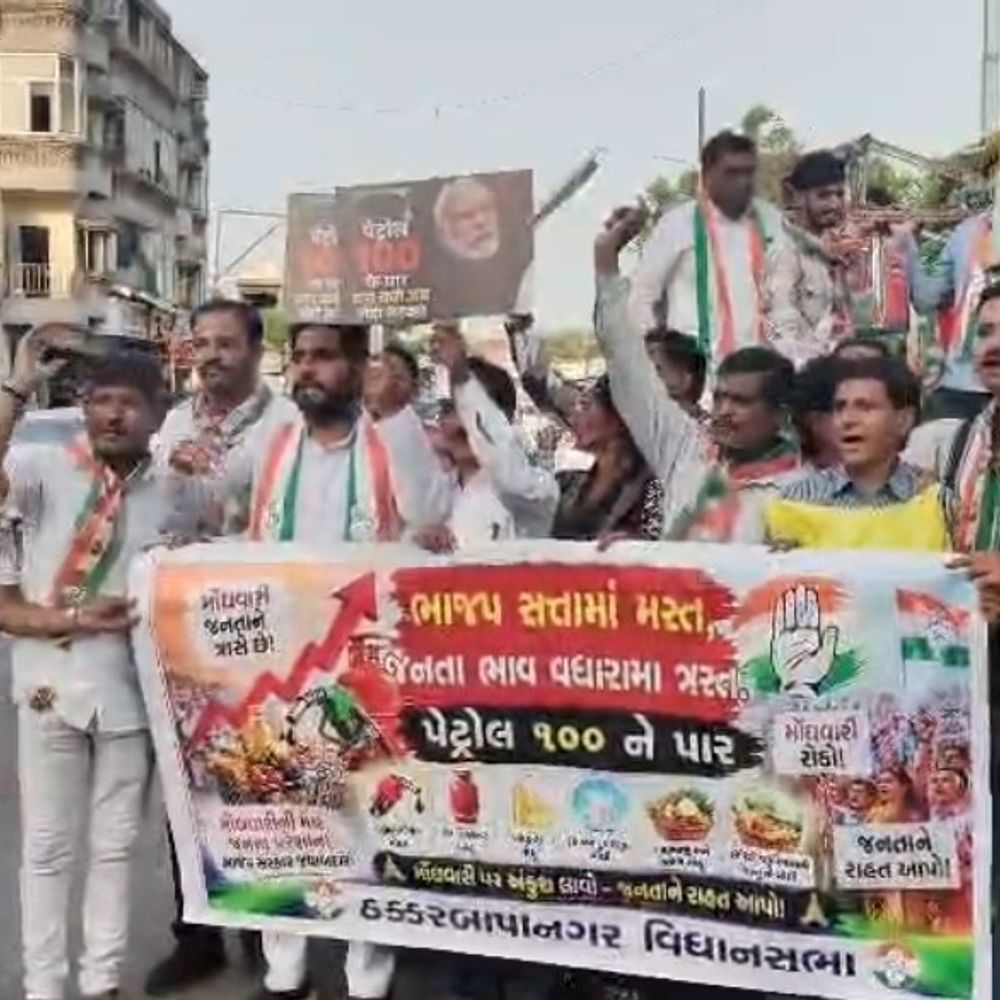 હીરાવાડીમાં કોંગ્રેસે મોંઘવારીનો વરઘોડો કાઢી દેખાવો કર્યો:ભાજપ સત્તામાં મસ્ત ને જનતા ત્રસ્ત હોવાનો આક્ષેપ, બળદગાડા-સાયકલ પર ગેસ સિલિન્ડર અને ખાલી તેલના ડબ્બા લઈ રસ્તા પર ઉતર્યા