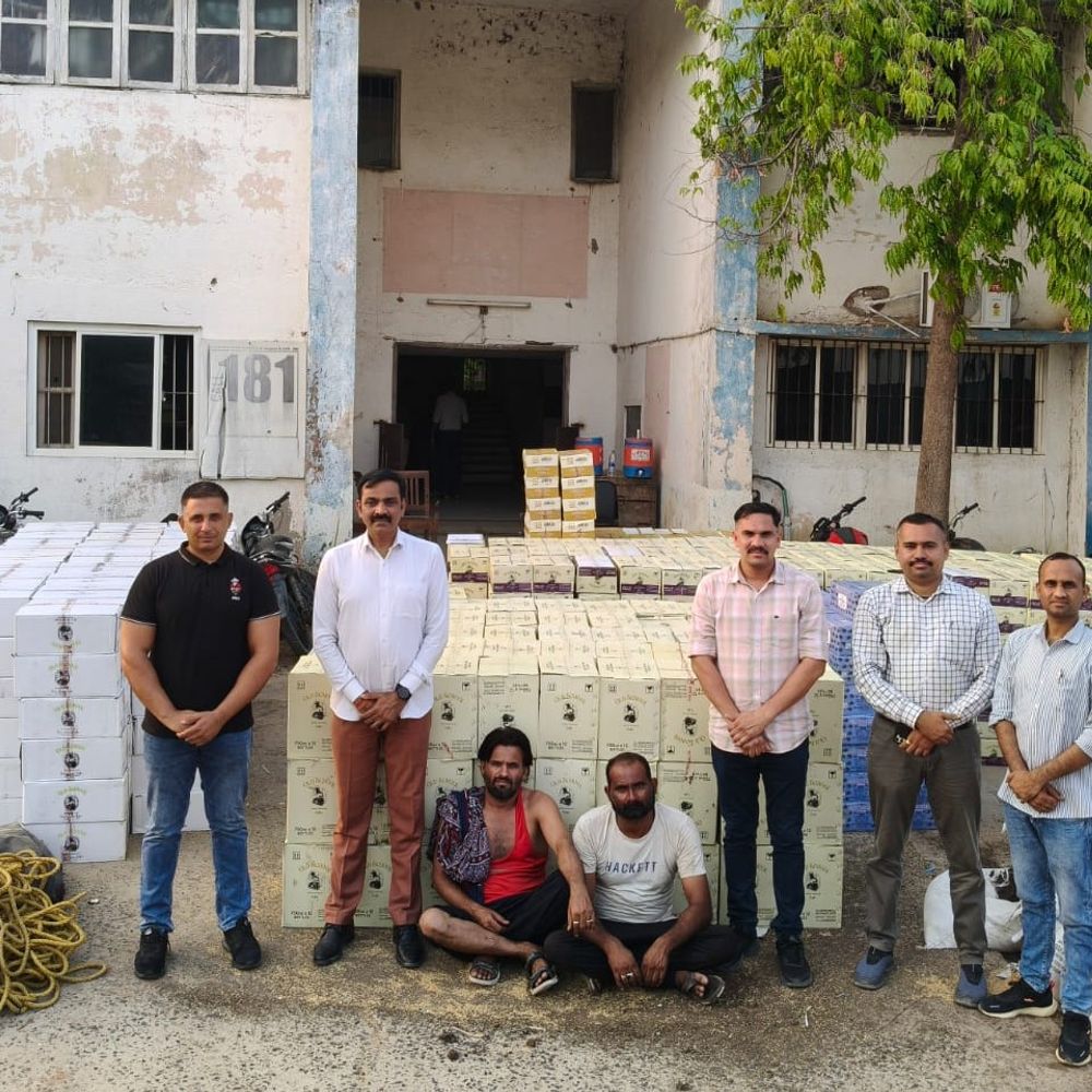 ઊંઝા હાઈવે પર વિદેશી દારૂની 41 હજાર બોટલ ઝડપાઈ:મકતુપુર નજીક માટીની બોરીઓ નીચે છુપાવેલો 86 લાખના વિદેશી દારૂ ટ્રક સાથે પકડાયો, 1 કરોડથી વધુનો મુદ્દામાલ જપ્ત