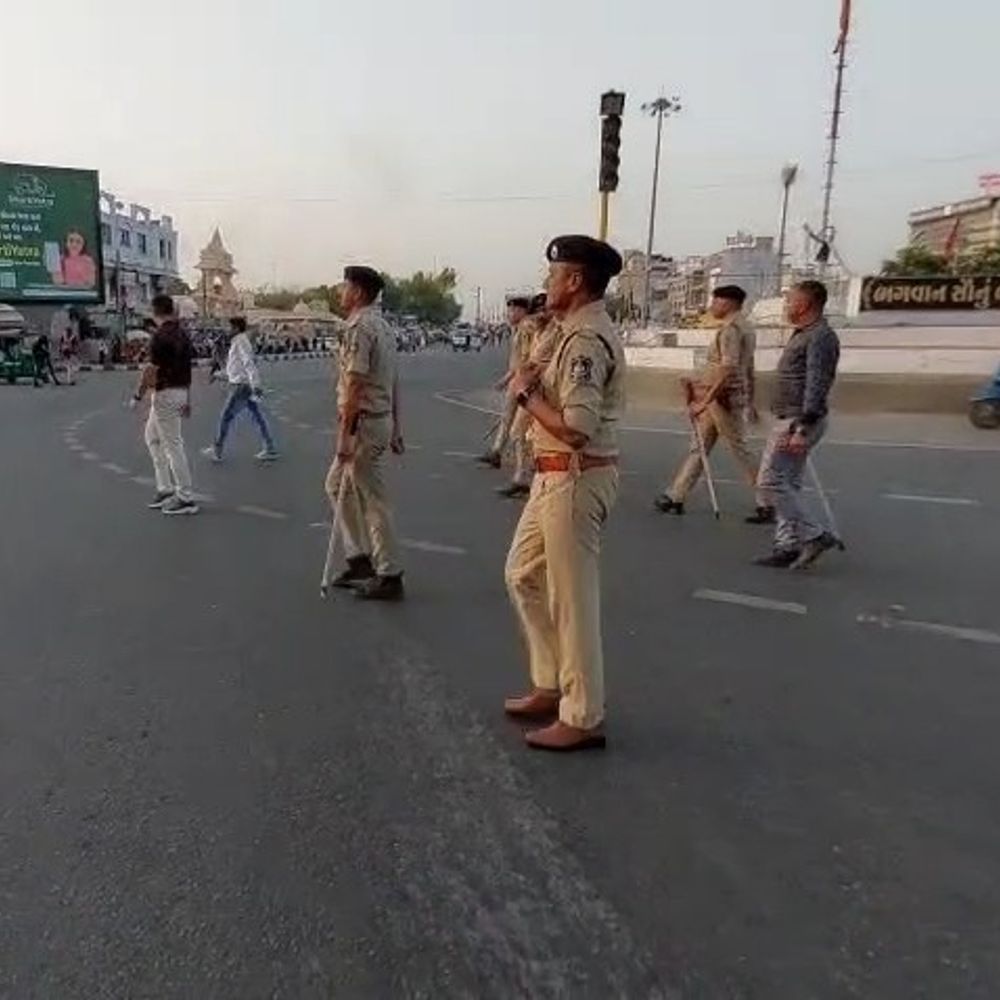 પોલીસ વડાના નેતૃત્વમાં મેગા સરપ્રાઈઝ ચેકિંગ:ફૂટ પેટ્રોલીંગ, વાહન ચેકિંગ અને વેપારીઓ સાથે સંવાદ કરવામાં આવ્યો