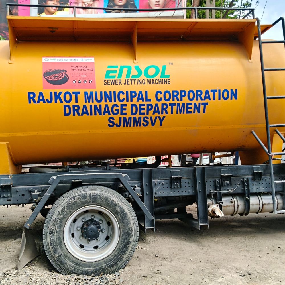 રાજકોટમાં મનપાએ ખોદેલા ખાડામાં તેનો જ ટ્રક ફસાયો:અમીન માર્ગ પર રેલવે ફાટક પાસે ડ્રેનેજ શાખાનો ટ્રક ખાડામાં ખૂંપી ગયો