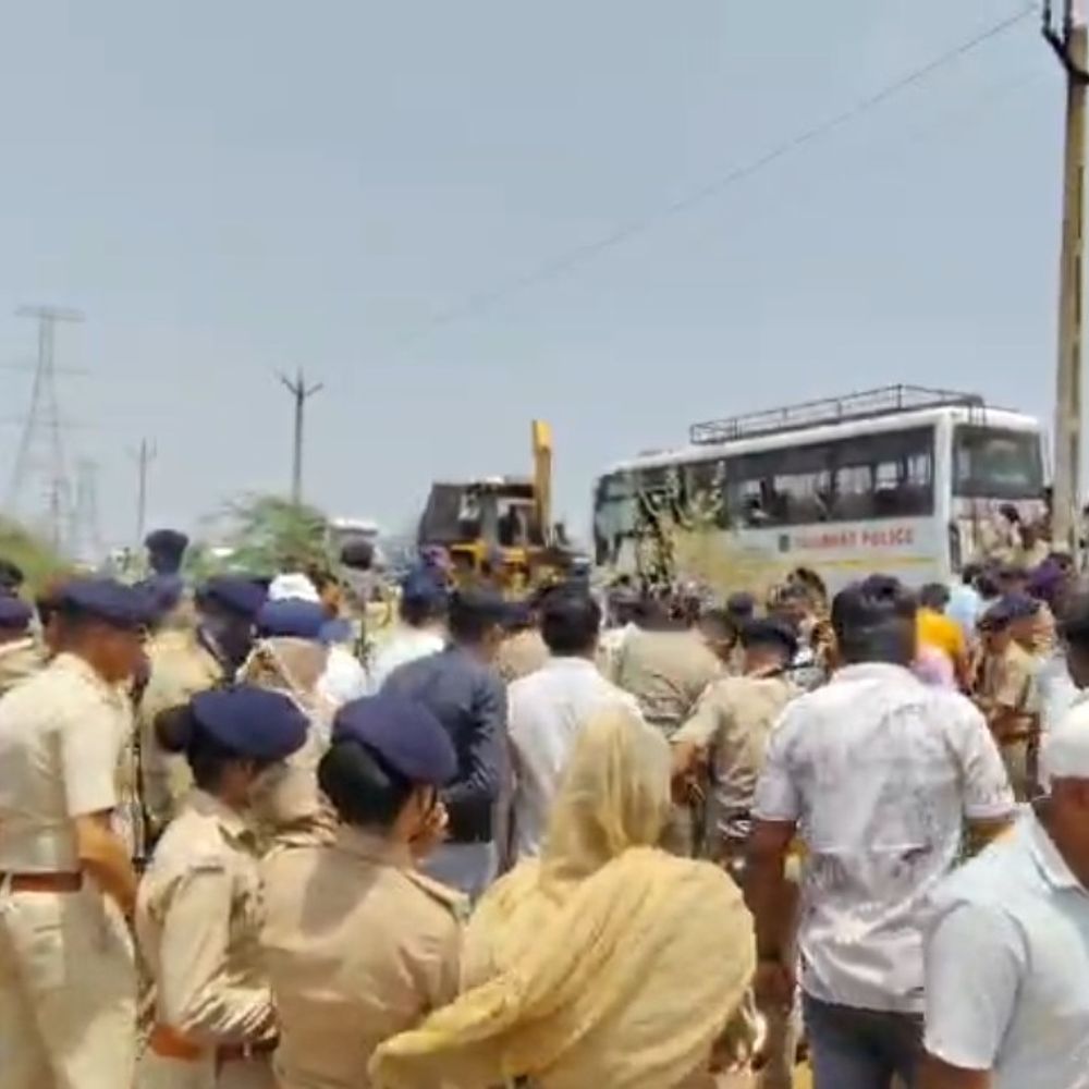 મોરબીના જેતપરમાં વીજકંપની સામે વિરોધ:વીજપોલના યોગ્ય વળતરની માગ સાથે ઉગ્ર પ્રદર્શન, મહિલાઓ સહિત ખેડૂતોને પોલીસે ડિટેઈન કર્યા
