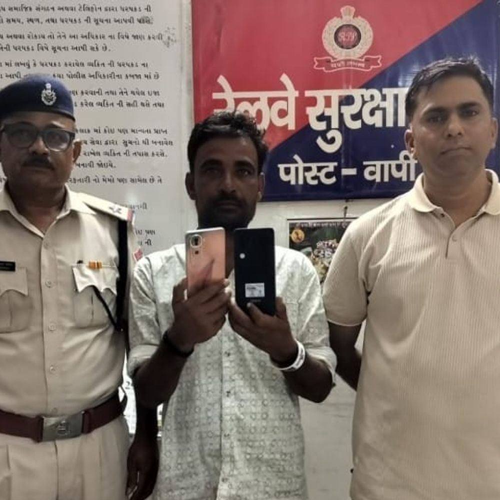 વાપી રેલવે સ્ટેશન પર મોબાઈલ ચોર ઝડપાયો:બે મુસાફરોના ₹39,500ના ફોન સાથે GRPને સોંપાયો