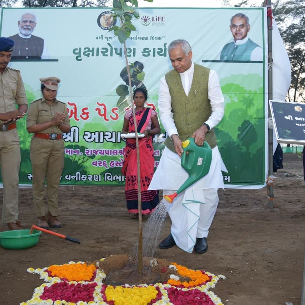 રાજ્યપાલે દેહરીમાં વૃક્ષારોપણ કર્યું, પર્યાવરણ જતનનો સંદેશ આપ્યો:એક એકરમાં 10 હજાર રોપા વાવવાનો સંકલ્પ, સ્વચ્છતા કર્મચારીઓનું સન્માન