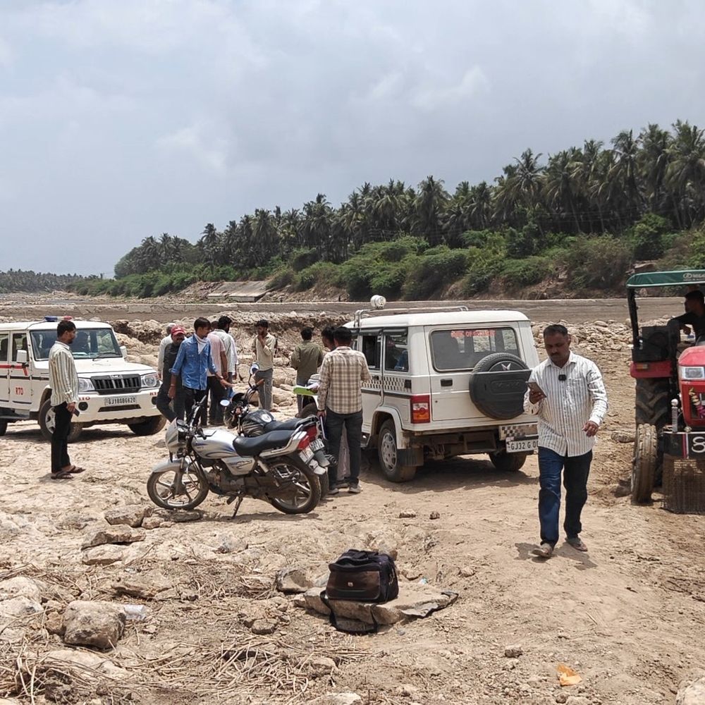 હિરણ નદીમાં ગેરકાયદે ખનીજ ચોરીનો પર્દાફાશ:મામલતદાર ટીમે દરોડો પાડી JCB, હિટાચી જપ્ત કર્યા; વિભાગો પર સાંઠગાંઠના આક્ષેપ