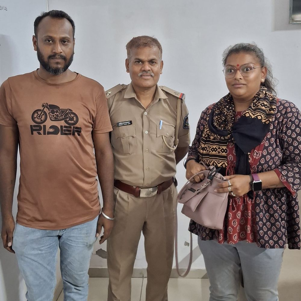 ભરૂચ પોલીસે ખોવાયેલા રોકડ-દસ્તાવેજો ભરેલો થેલો માલિકને સોંપ્યો:‘સી’ ડિવિઝન પોલીસે 'પોલીસ પ્રજાનો મિત્ર' સૂત્ર સાર્થક કર્યું