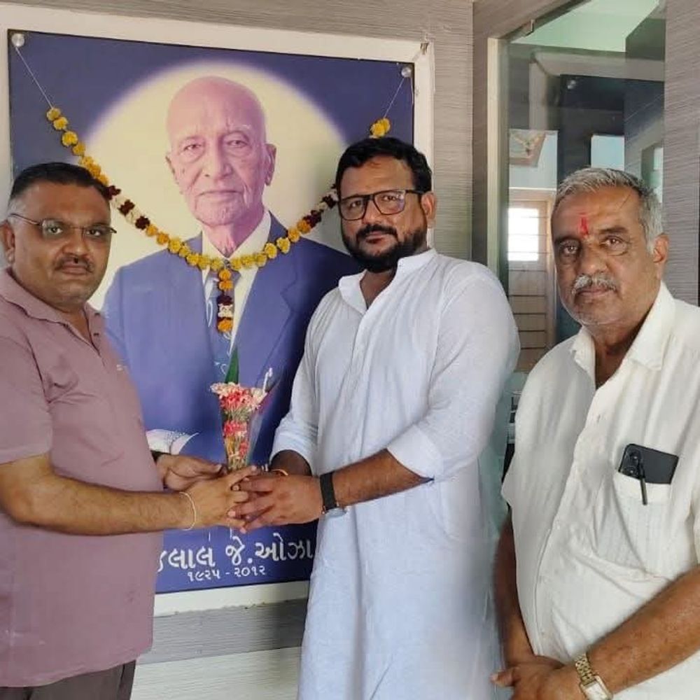 સુરેન્દ્રનગરના મેયરે પરિવાર સાથે માતૃસંસ્થાની મુલાકાત લીધી:રાકેશ રાઠોડે અધ્યાપક તરીકે કાર્ય કરેલી કોલેજમાં શુભેચ્છા મુલાકાત કરી
