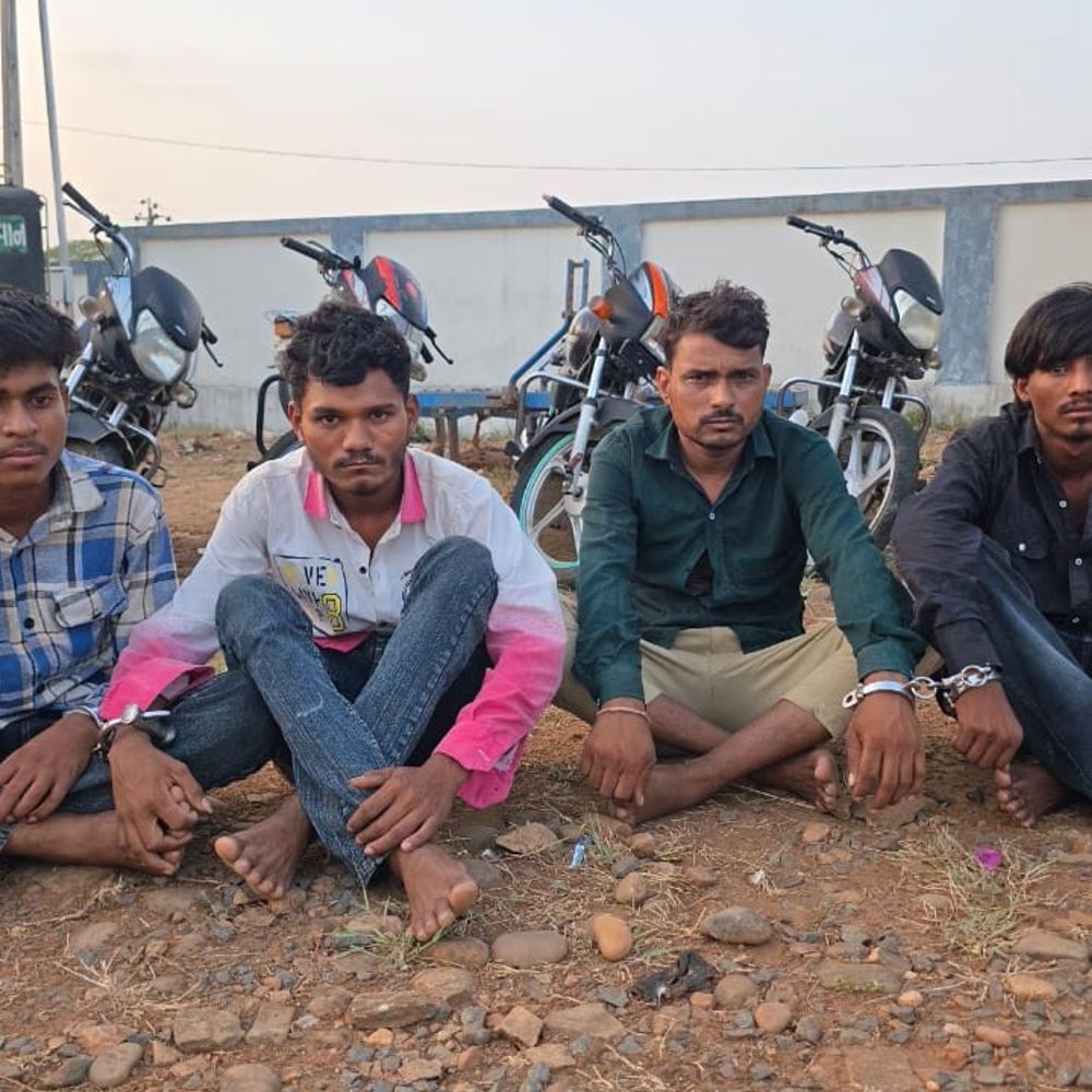 સાબરકાંઠા LCBએ 13 ચોરાયેલી બાઇકો ઝડપી:બાળ કિશોર સહિત પાંચ શખ્સોની ધરપકડ; ખેરોજ પોલીસ સ્ટેશનને સોંપાયા