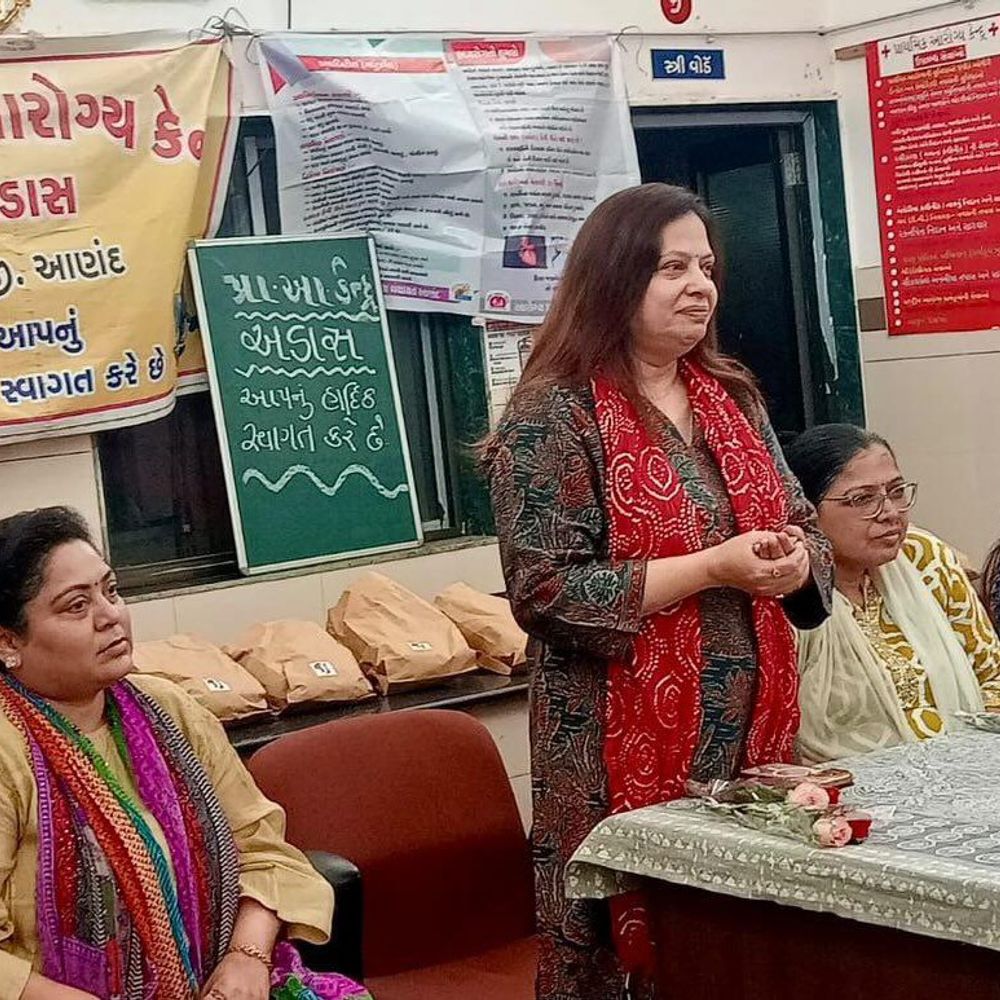 અડાસ PHC ખાતે ન્યુટ્રિશન કીટનું વિતરણ:કેન્સર, ડાયાબિટીસના દર્દીઓને નિવેદિતા ફાઉન્ડેશને કીટ આપી, આરોગ્ય વિભાગે સહાય કરી
