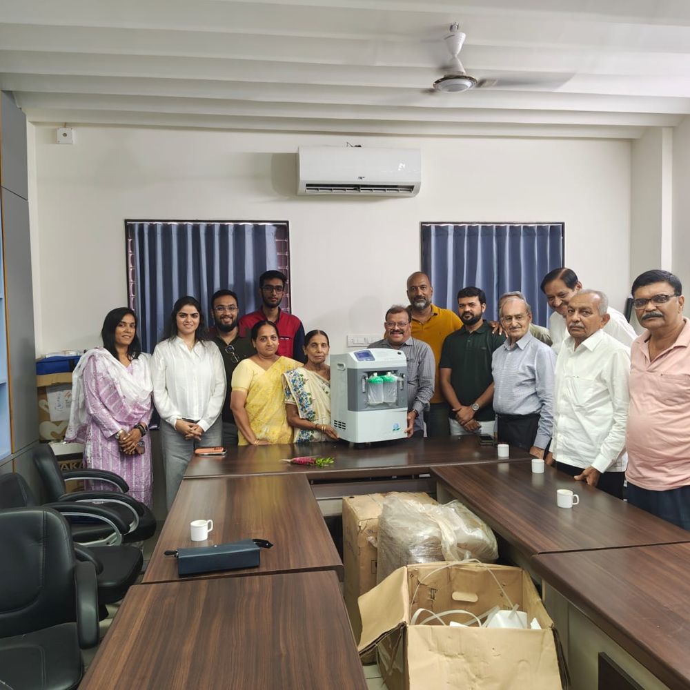 હિંમતનગર રેડક્રોસને 6 ઓક્સિજન કોન્સન્ટ્રેટર મળ્યા:પૂર્વ ઉપપ્રમુખની સ્મૃતિમાં પરિવારે દાન કર્યા