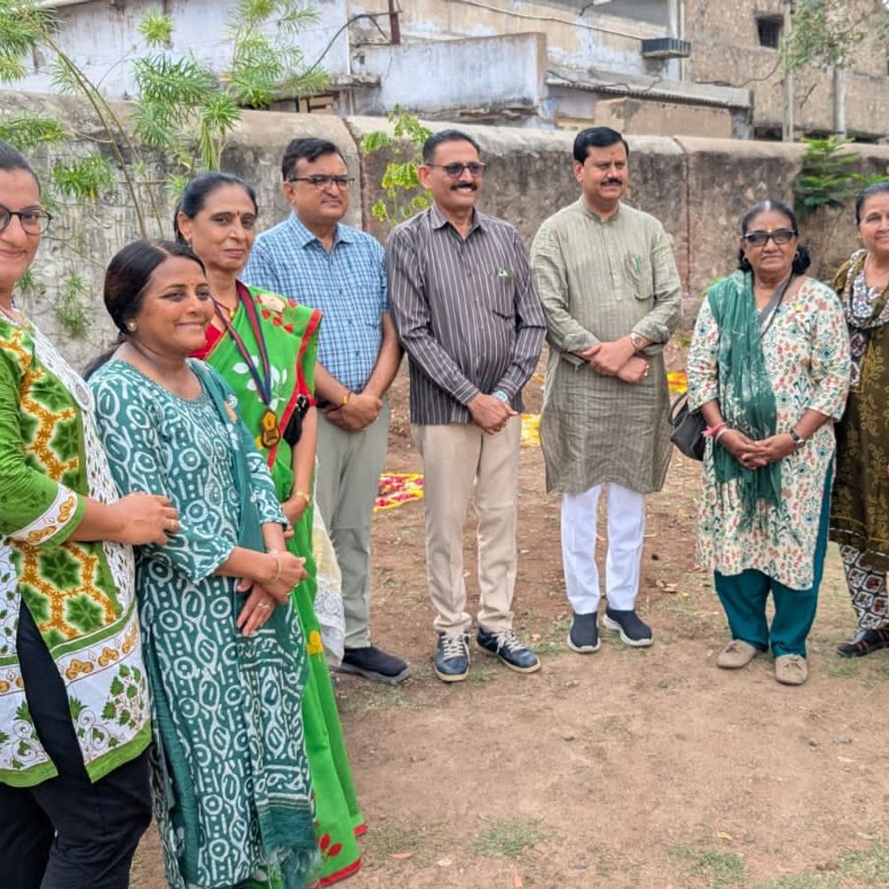 સુરેન્દ્રનગર સહેલી ગ્રુપે વિશ્વ પર્યાવરણ દિવસ ઉજવ્યો:એમ.પી. શાહ કોમર્સ કોલેજમાં વૃક્ષારોપણ અને સ્વચ્છતા અભિયાન યોજાયું