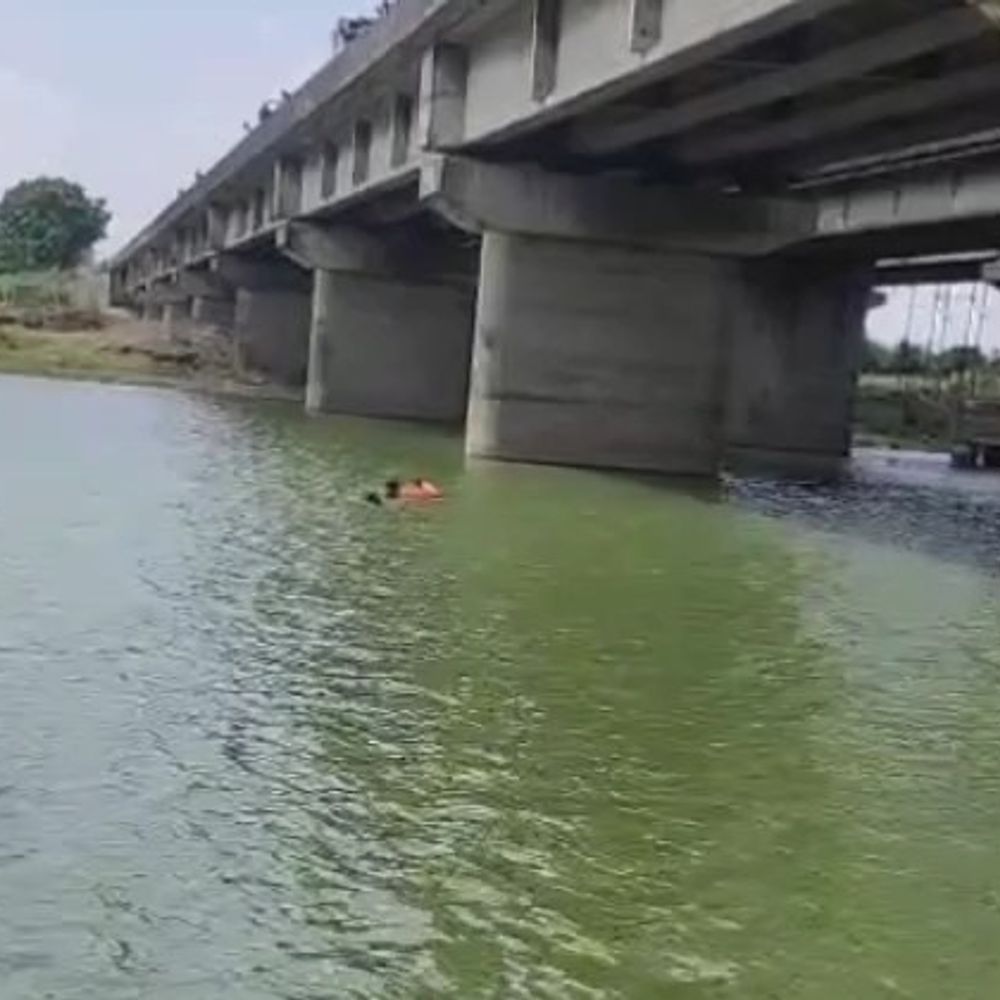 નવસારીમાં પૂર્ણા નદીમાંથી યુવાનનો બચાવ:પાણીના ધસમસતા પ્રવાહ વચ્ચે પાંચ ફાયર જવાનોનું સફળ ઓપરેશન;30 મિનિટમાં બચાવ્યો