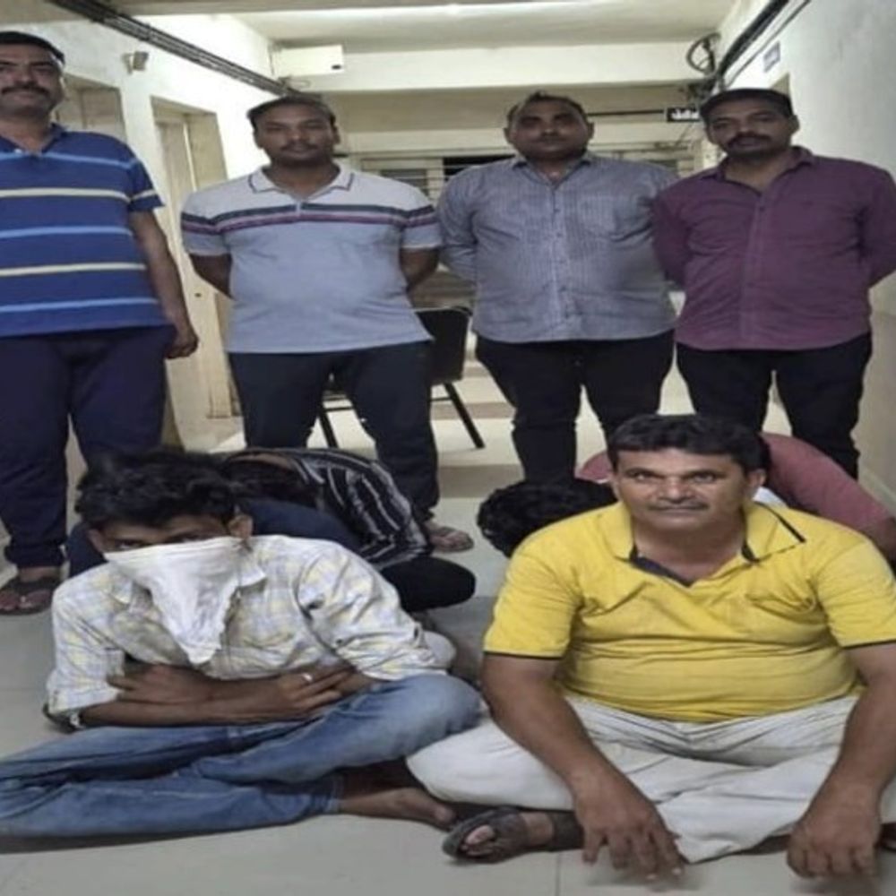 મહુવામાં જાહેરમાં જુગાર રમતા 4 ડ્રાઈવર સહિત 6 શખ્સો રંગેહાથ:ફાતેમા સોસાયટી પાસે પોલીસનો દરોડો, ₹10,280ની રોકડ જપ્ત