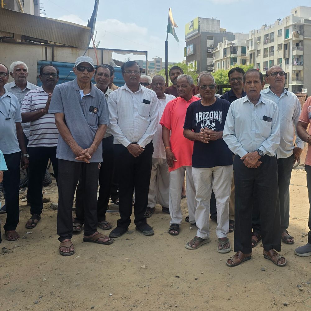 ગોતા અંડરપાસની ધીમી ગતિની કામગીરીથી સ્થાનિકોએ કંટાળી બેસણું કર્યું:મેયર સ્થાનિક લોકોને ન મળતા રોષ, ત્રણ વર્ષથી મંથરગતિએ કામ ને 5000થી વધારે લોકોને ભારે હાલાકી