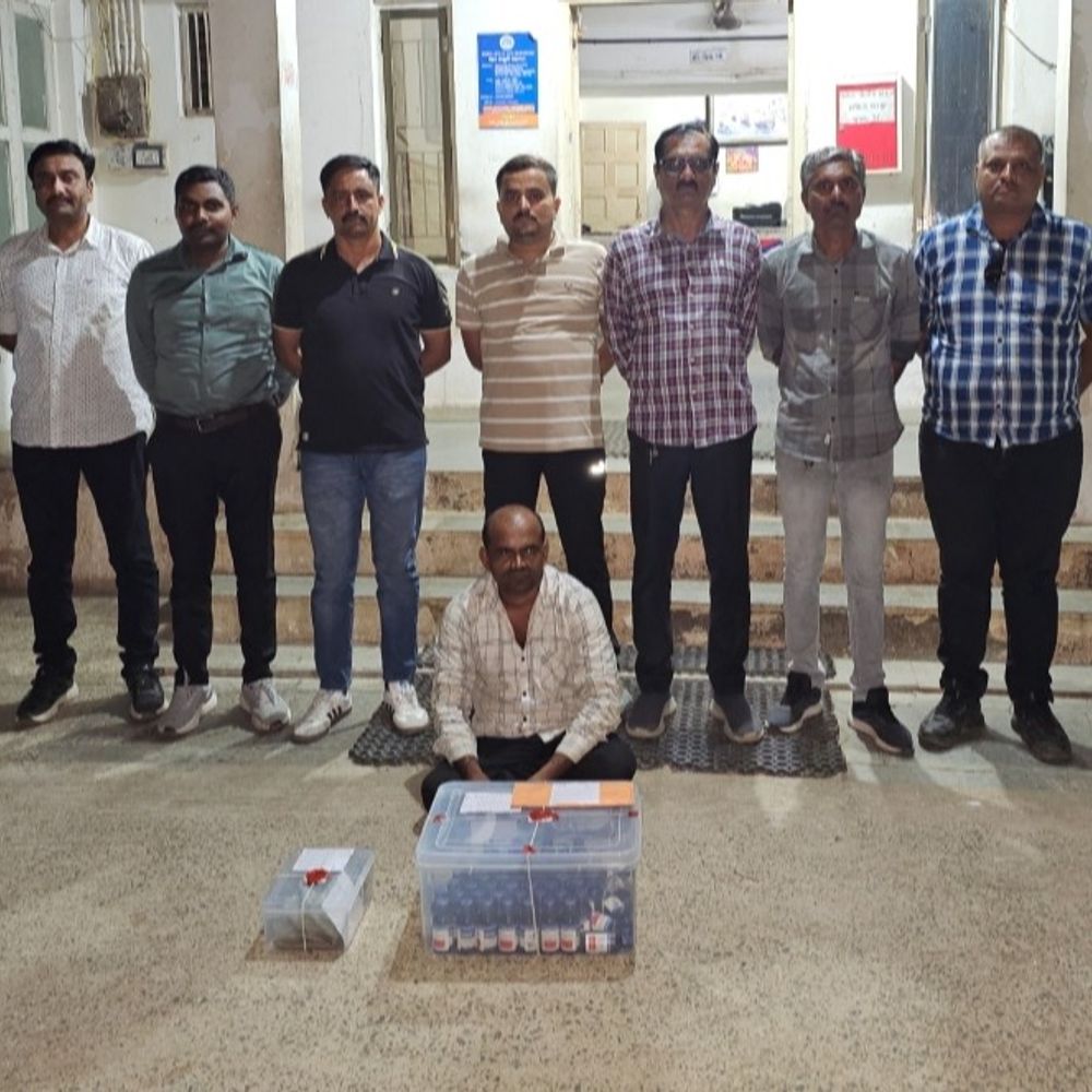 ત્રાપજ પુલ પાસેથી કોડીન કફ સીરપનો જથ્થો ઝડપાયો:એસઓજીએ કોડીન ફોસ્ફેટ કફ સીરપની 60 બોટલ સાથે એક શખ્સને દબોચ્યો, ડોક્ટર સહિત 2 સામે ગુનો