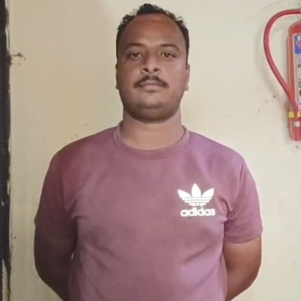 ભાવનગર ક્રાઇમ બ્રાન્ચનો કુંભારવાડામાં સપાટો:ખખડધજ જાજરૂની ઓરડીમાંથી વિદેશી દારૂ સાથે હારુન કટીયા ઝડપાયો, 22,800નો મુદ્દામાલ જપ્ત