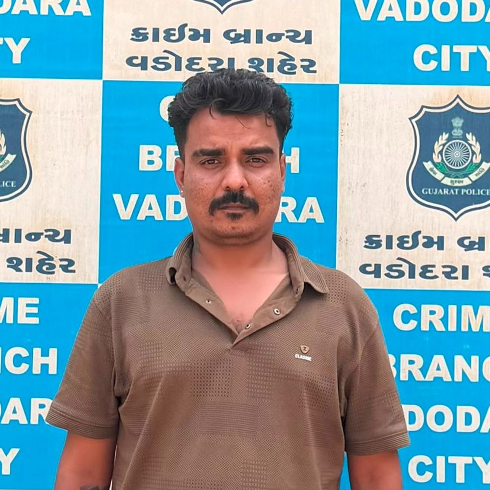 વડોદરા ક્રાઇમ બ્રાન્ચની મોટી સફળતા:સિંગાપોર મોકલવાના નામે ₹37.98 લાખની છેતરપિંડી આચરી 8 મહિનાથી નાસતો ફરતો આરોપી મધ્યપ્રદેશથી ઝડપાયો