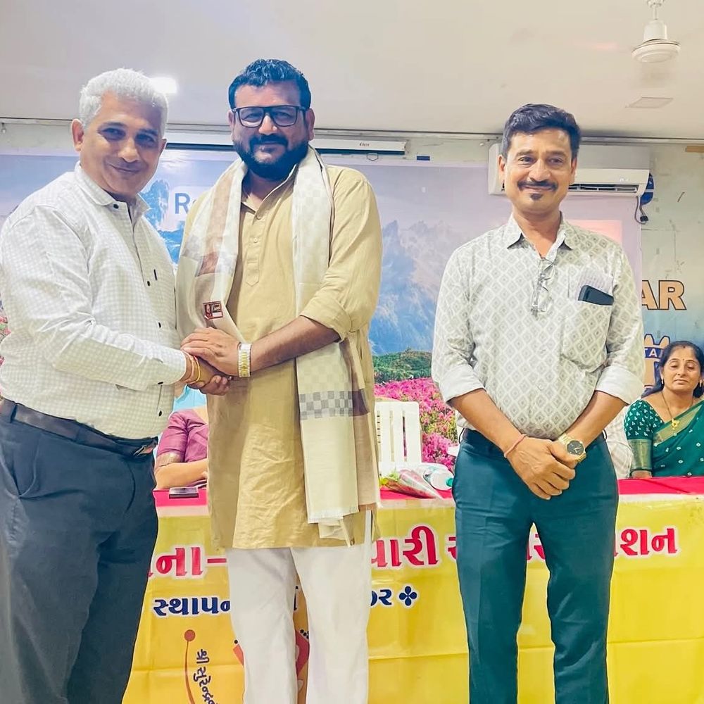 સુરેન્દ્રનગરમાં રોટરી ક્લબ ખાતે વ્યવસાયિક વર્ગની બેઠક મળી:પાલિકાના પદાધિકારીઓ બેઠકમાં હાજર, સોના-ચાંદી એસોસિએશને સન્માન કર્યું; શહેરના વિકાસમાં સહયોગ માંગ્યો