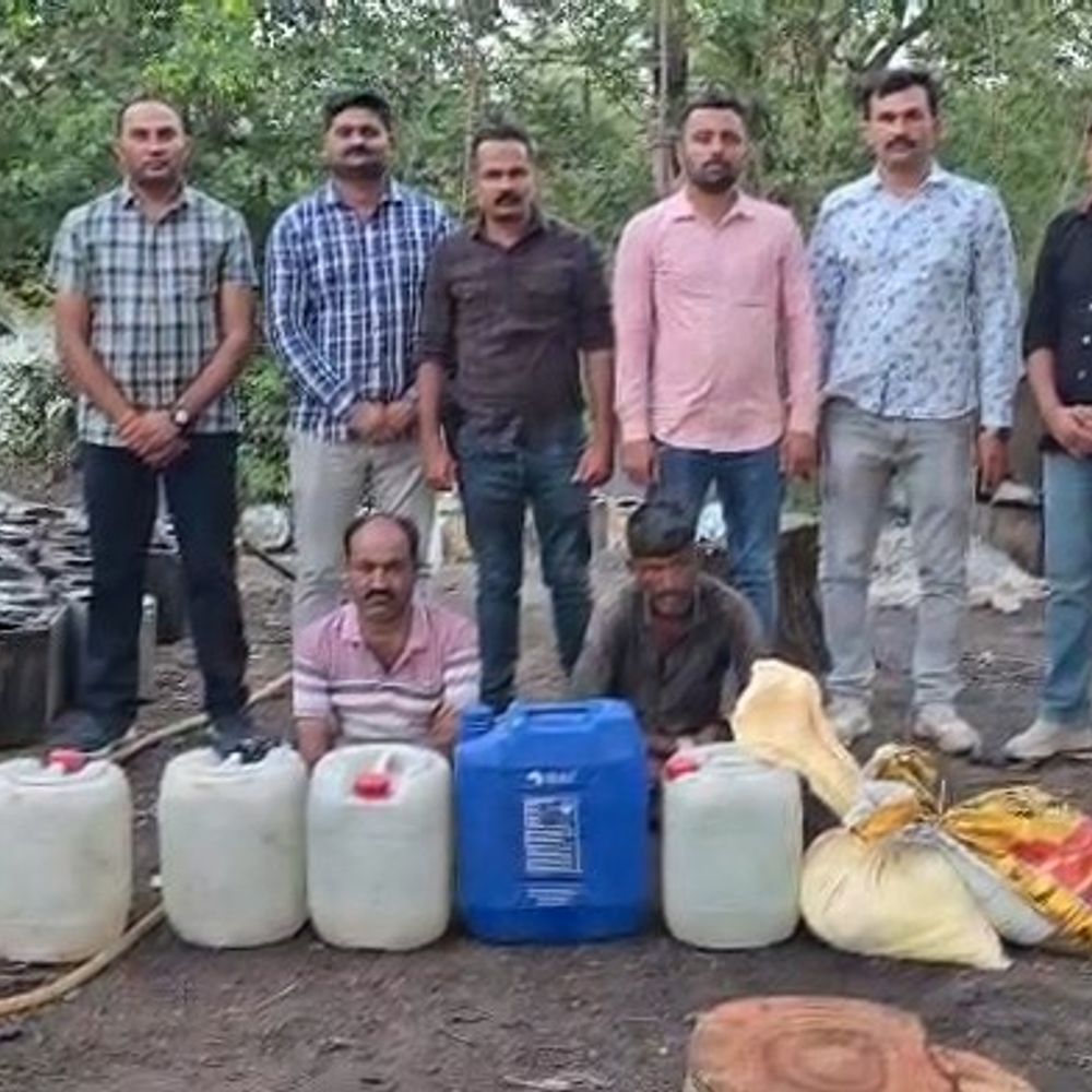 જામજોધપુરના ગોરખડીમાં LCBનો દરોડો:₹2.57 લાખના દેશી દારૂ અને આથા સાથે બે ઝડપાયા, એક ફરાર