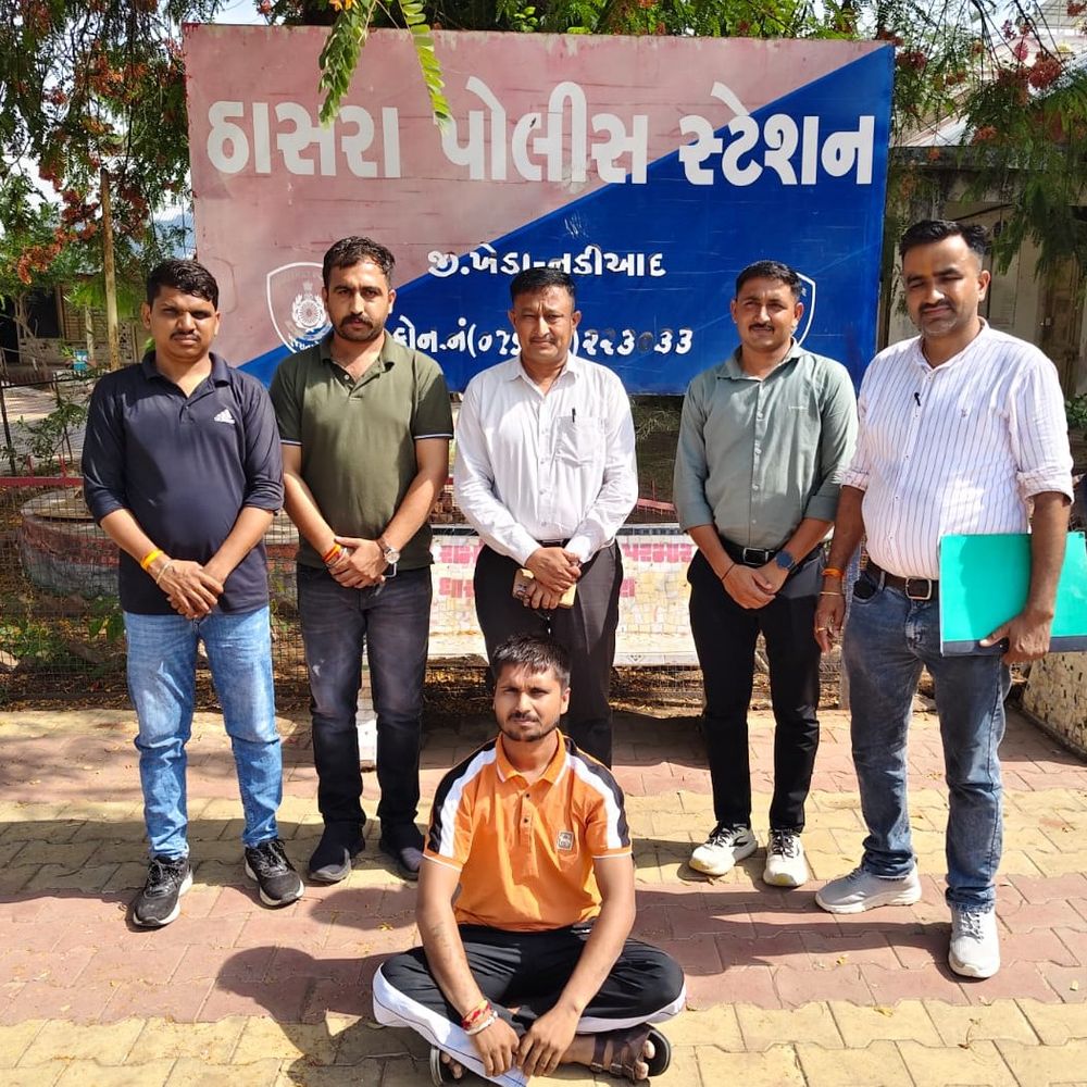 મહીસાગર SOGએ બે ફરાર આરોપીઓને ઝડપ્યા:પ્રોહિબિશન અને અપહરણના ગુનામાં વોન્ટેડ હતા; સંતરામપુર પોલીસ સ્ટેશનને સોંપાયા